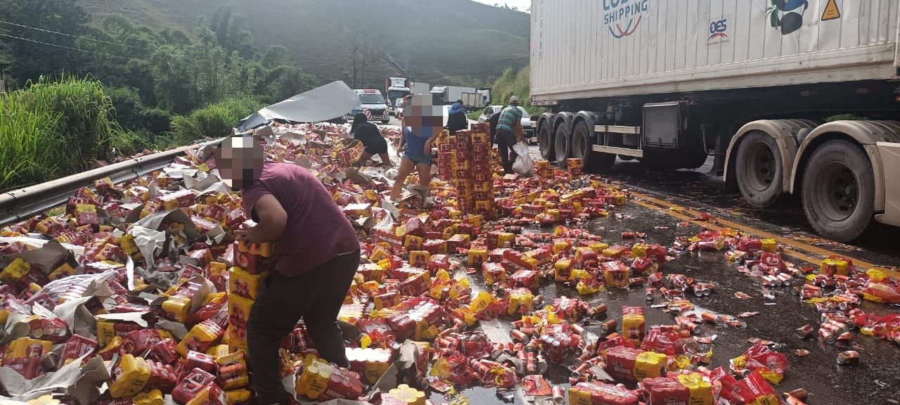 Vídeo: após acidente com carreta, carga de cerveja se espalha pela BR-040 em Santos Dumont